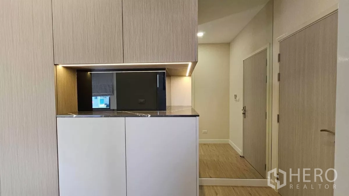 Detached House for rent in Bang Phli, Samut Prakan - Entry hall with sleek cabinetry, under-cabinet lighting and wall mirror.