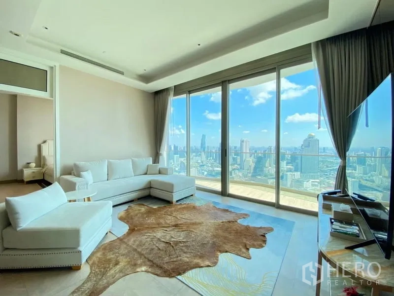公寓 出租在Khlong San, Bangkok - 客厅整面落地窗，白色转角沙发，尽享城市全景。