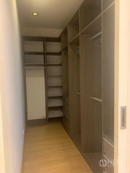 公寓 出租在Khlong San, Bangkok - 步入式衣帽间，整面收纳层架与挂衣空间。