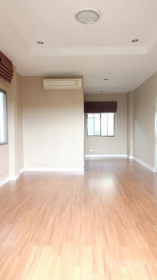Detached House for sale in Bang Phli, Samut Prakan - Upstairs family area with wood floors, air-conditioning and recessed lighting.