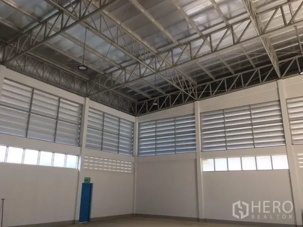 货栈 出租在Nong Chok, Bangkok - 仓库内部层高高，钢桁架结构，隔热屋面与百叶窗实现自然通风。