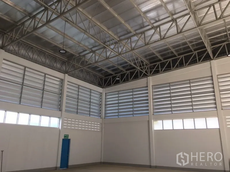 货栈 出租在Nong Chok, Bangkok - 仓库内部层高高，钢桁架结构，隔热屋面与百叶窗实现自然通风。
