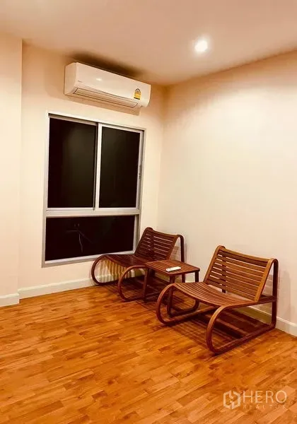 บ้าน ให้เช่าในPhasi Charoen, Bangkok - มุมพักผ่อนเก้าอี้ไม้สองตัว ข้างหน้าต่างและเครื่องปรับอากาศ