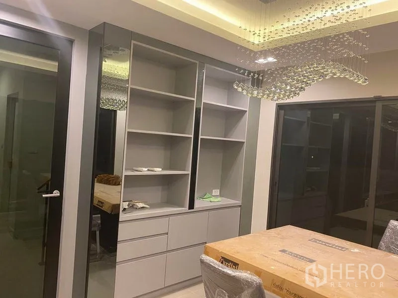 独立式住宅 出租 - 餐厅内置收纳柜与推拉门，上方水晶吊灯。