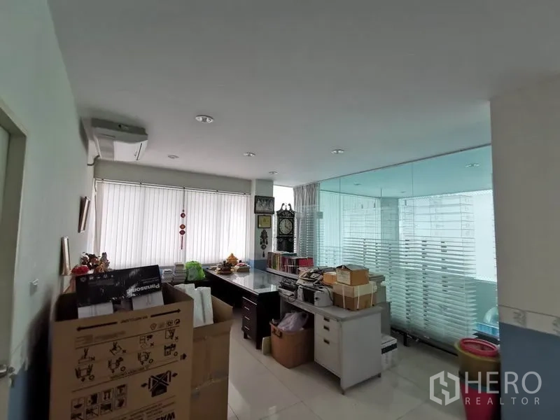 办公空间 出租在Khlong San, Bangkok - 小型办公室，玻璃隔断、百叶窗、办公桌与壁挂空调。