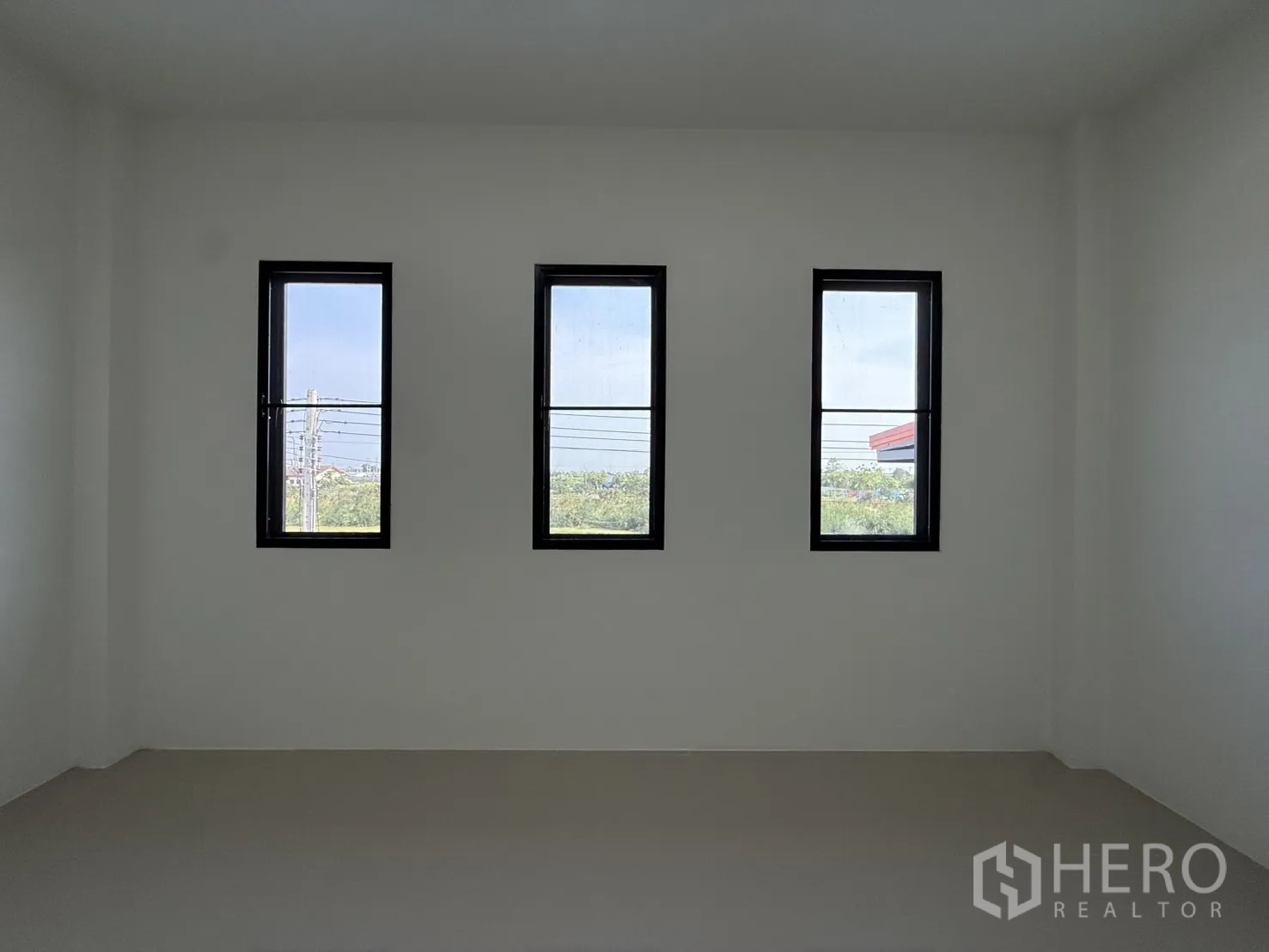 Warehouse for rent in Lam Luk Ka, Pathum Thani - Bright office room with four tall windows.