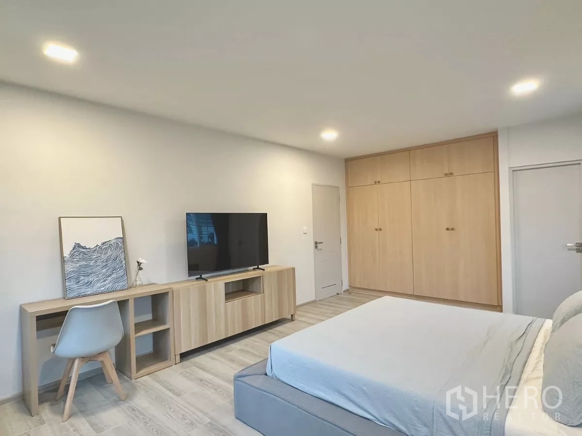 Detached House for rent in Bang Phli, Samut Prakan - Master suite with built-in wardrobes, bedside tables and light wood flooring.