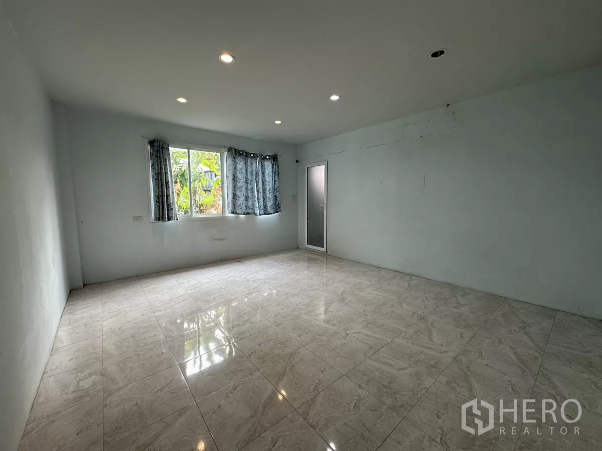 Home Office for rent - Ground-floor room with window, curtains and a frosted glass door.
