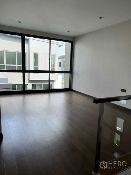 Detached House for sale in Bang Kruai, Nonthaburi - Bright upper living area with wide windows and wood flooring.