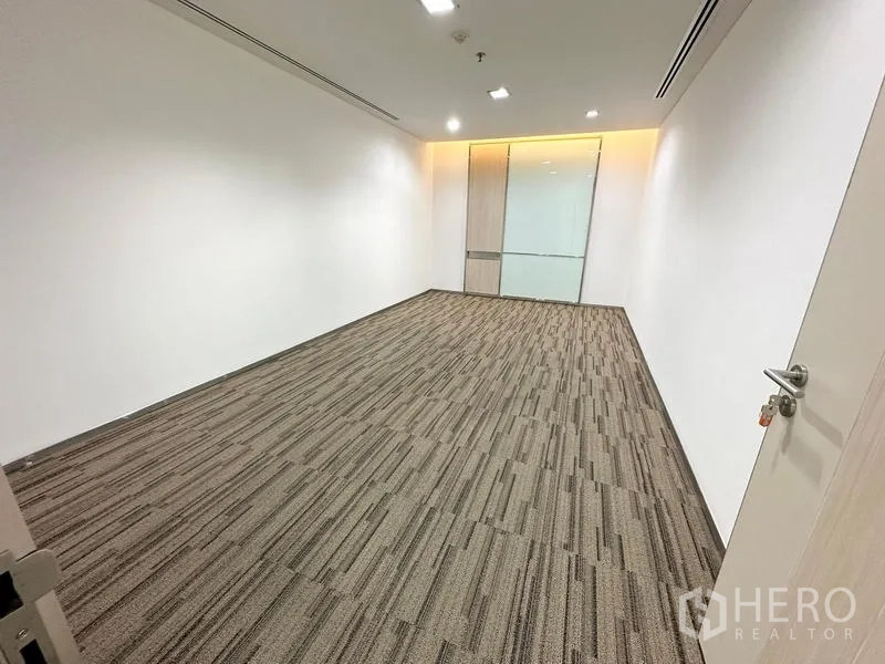 办公空间 出租在Watthana, Bangkok - 转角独立办公室，大窗俯瞰现代高楼景致。