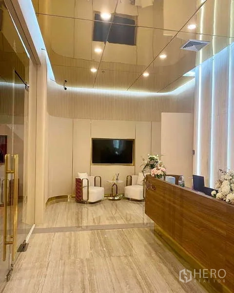 สำนักงาน ให้เช่าในHuai Khwang, Bangkok - โถงต้อนรับ เคาน์เตอร์ไม้ พื้นลายหินอ่อน และฝ้าเพดานกระจกสีทอง