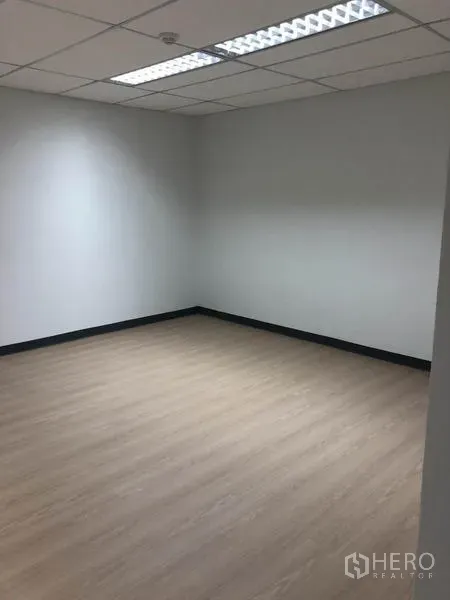 办公空间 出租在Watthana, Bangkok - 角落办公间，日光灯照明、浅色墙面与木纹地板