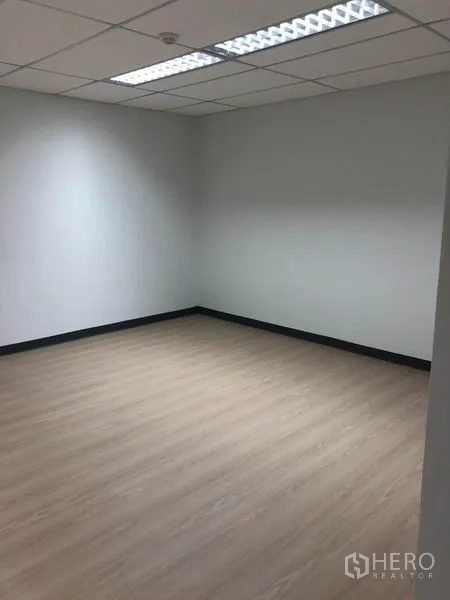 办公空间 出租在Watthana, Bangkok - 角落办公间，日光灯照明、浅色墙面与木纹地板