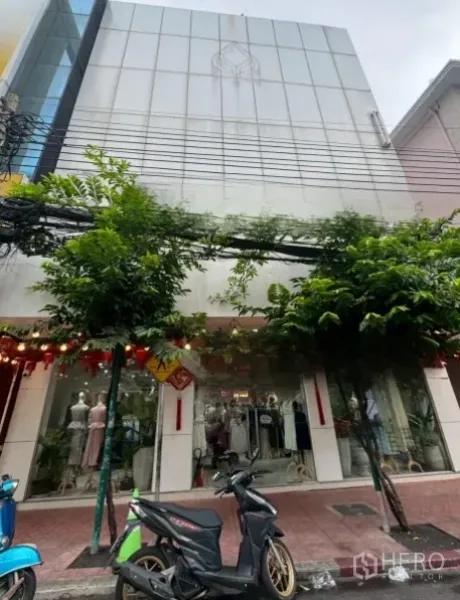 店屋 出租在Samphanthawong, Bangkok - 多层商铺外立面，整面玻璃门头，行道树成荫。