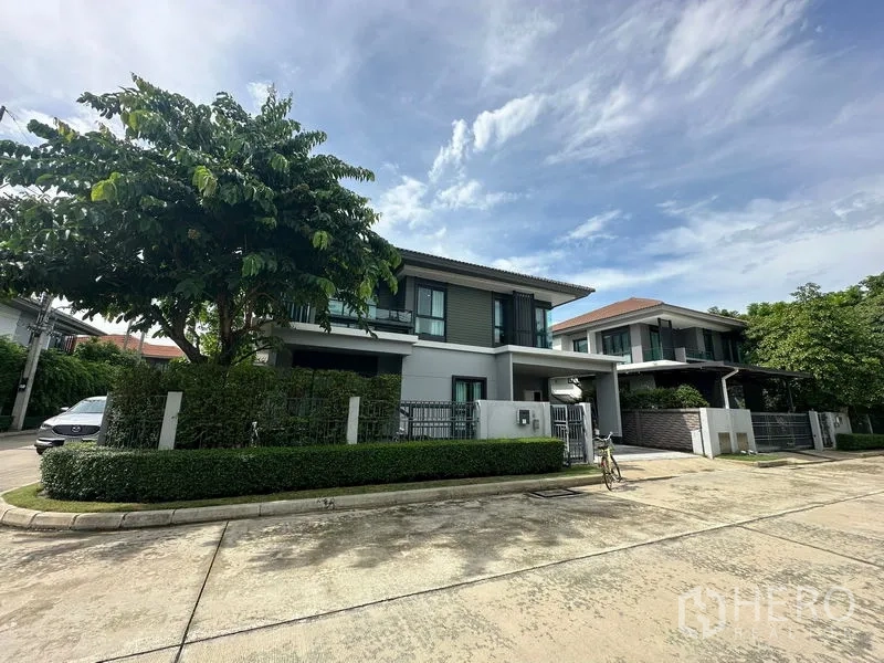 Detached House for rent in Lam Luk Ka, Pathum Thani - Quiet residential street view with the house and neighboring homes.