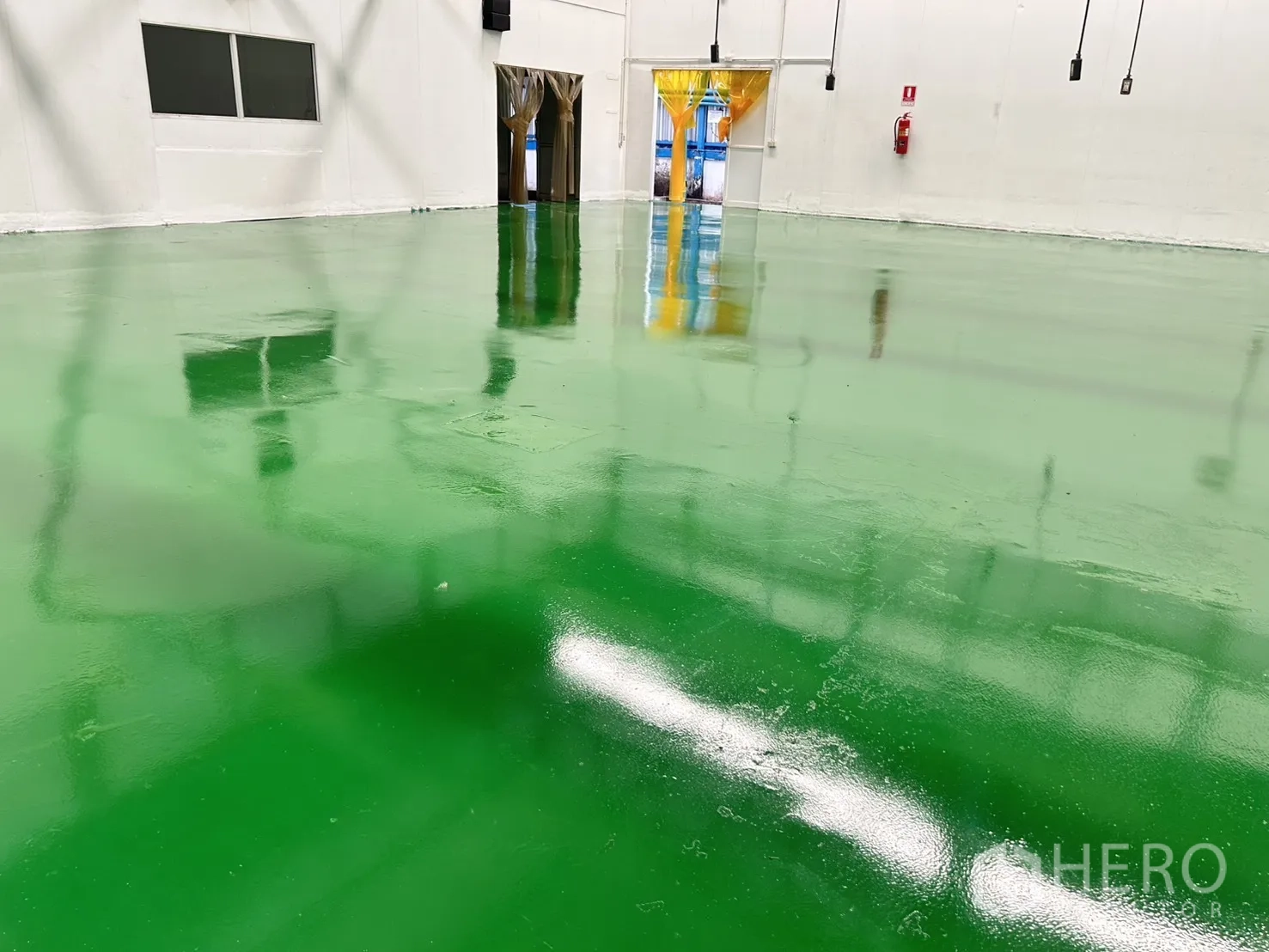 工厂 for rent or sale in Bang Yai, Nonthaburi - 宽阔生产车间，绿色环氧地坪、白色墙面与吊灯