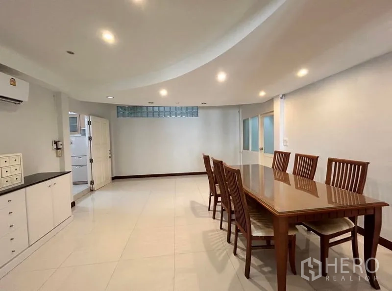 带办公室的家 出租在Suan Luang, Bangkok - 宽敞餐厅，长木桌与筒灯照明