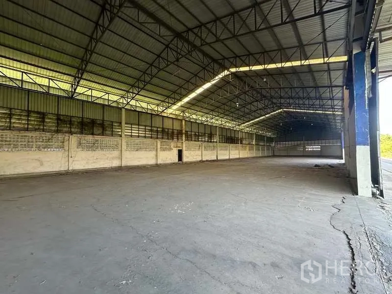 คลังสินค้า ให้เช่าในWang Noi, Phra Nakhon Si Ayutthaya - ภายในโกดังโล่งกว้าง หลังคาโครงเหล็กสูง พื้นคอนกรีตเหมาะสำหรับจัดเก็บสินค้า