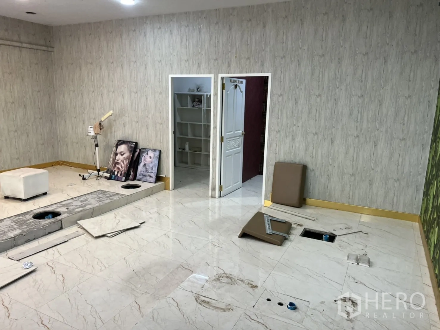 零售空间 出租在Khlong Toei, Bangkok - 开放式店铺空间，大理石地面、抬高平台、后室与预留管线点。