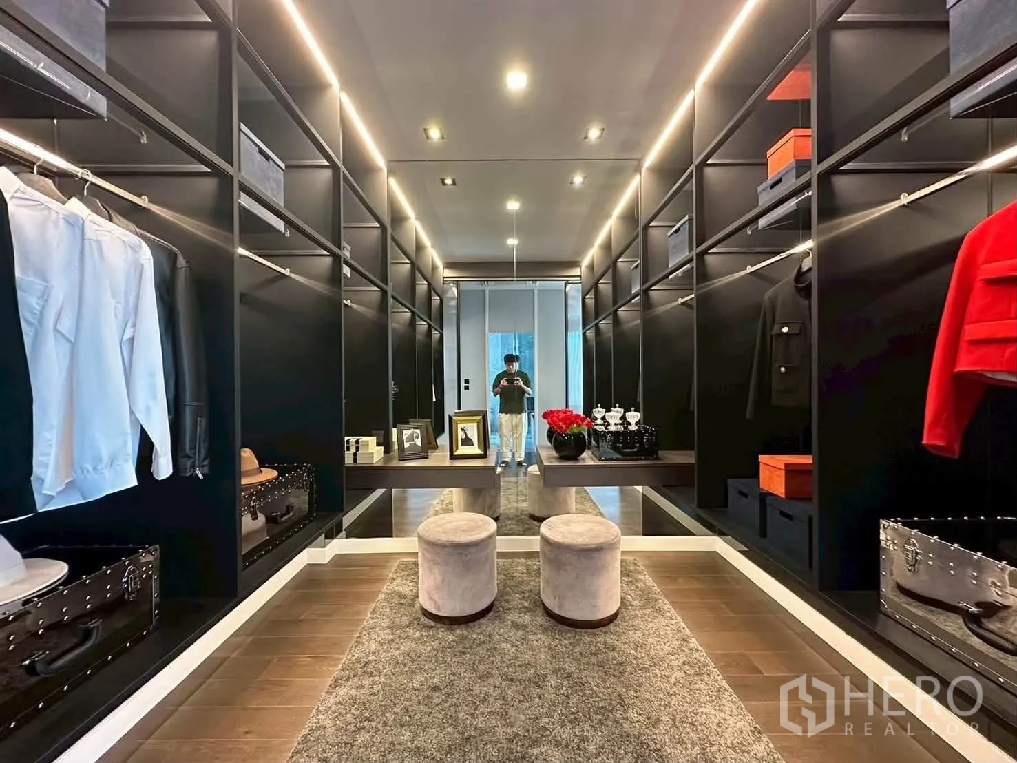 独栋房屋 for rent or sale in Suan Luang, Bangkok - 步入式衣帽间，黑色柜架、LED灯带、整面镜子与圆凳。