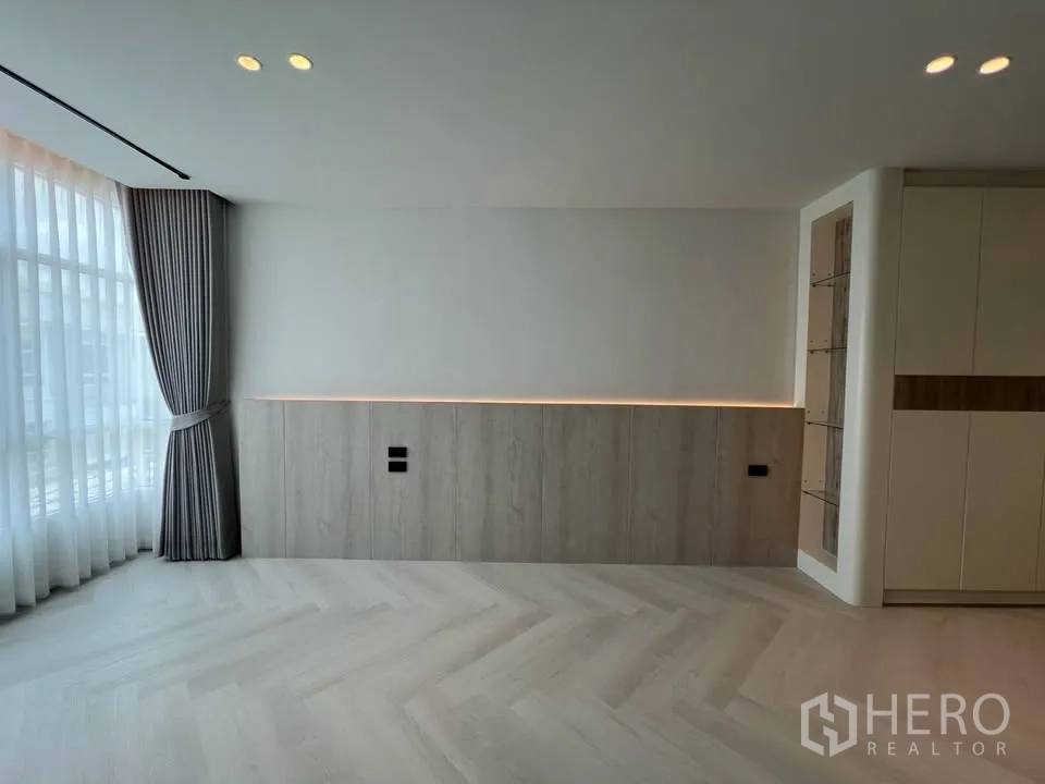 联排别墅 for rent in Prawet, Bangkok - 房间带装饰墙、氛围灯带和窗帘。