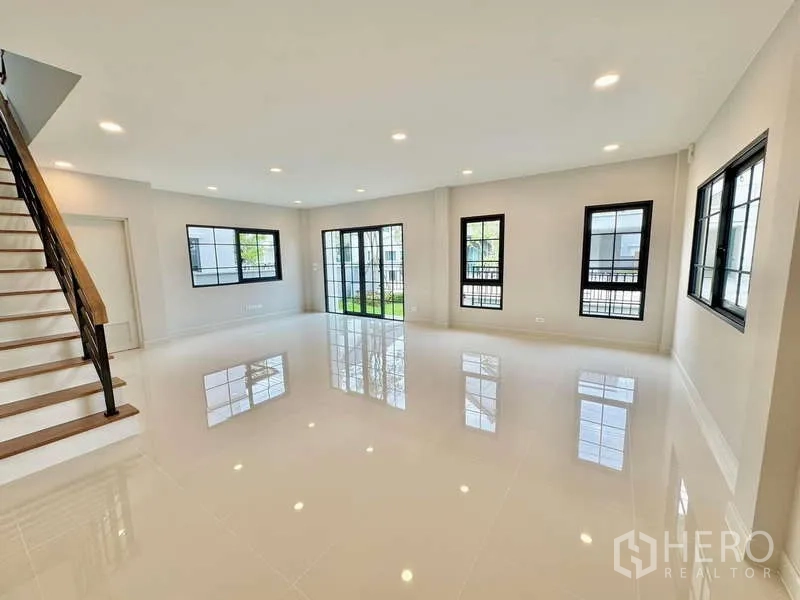 独立式住宅 出售在Bang Phli, Samut Prakan - 明亮的一层开放空间，嵌灯与多窗