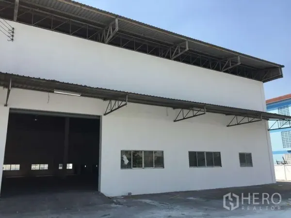 โรงงาน ให้เช่าในBang Bo, Samut Prakan - ด้านหน้าโรงงาน หลังคาเหล็กสูง มีชายคาและทางรถเข้ากว้าง