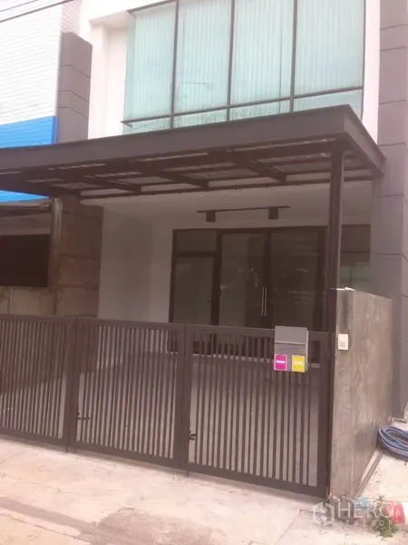 Home Office for rent in Bang Phli, Samut Prakan - Modern home office facade with glass frontage, metal gate and covered carport.