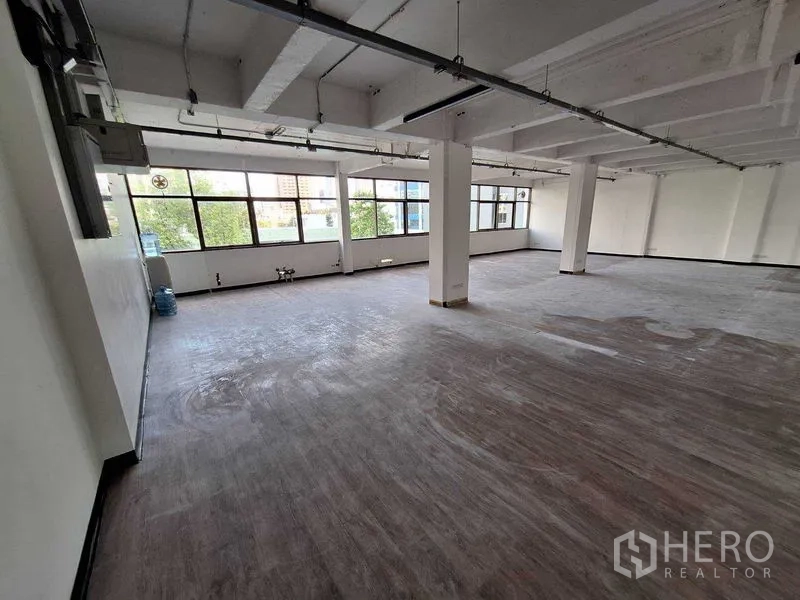 办公空间 出租在Watthana, Bangkok - 宽敞办公楼层，结构柱与宽窗引入充足自然光。