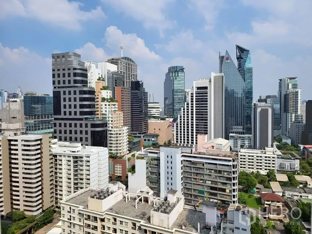 公寓 for rent in Khlong Toei, Bangkok - 从公寓眺望城市高楼天际线的景色。