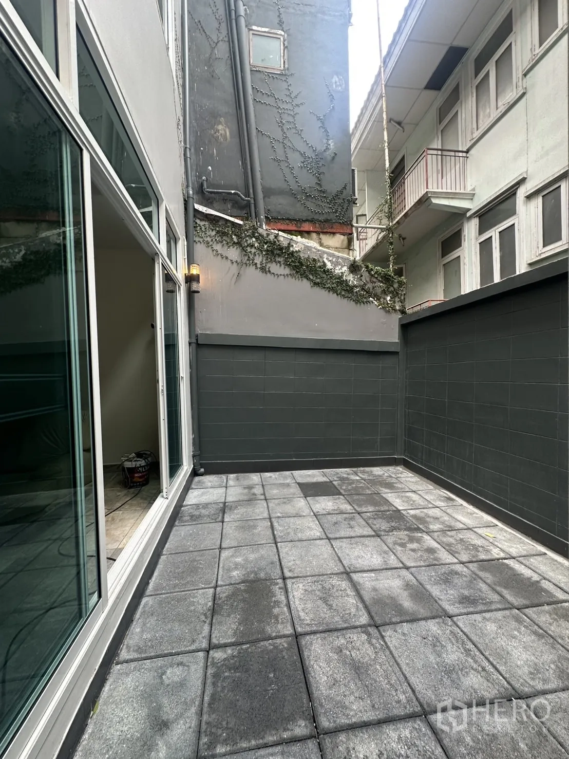 带办公室的家 出租在Khlong Toei, Bangkok - 封闭式后庭铺砖，高隐私围墙。