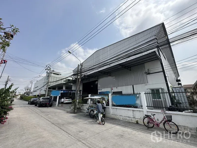 คลังสินค้า ให้เช่าในBang Khen, Bangkok - มุมมองด้านข้างของโกดังขนาดใหญ่ริมถนนซอยเงียบ