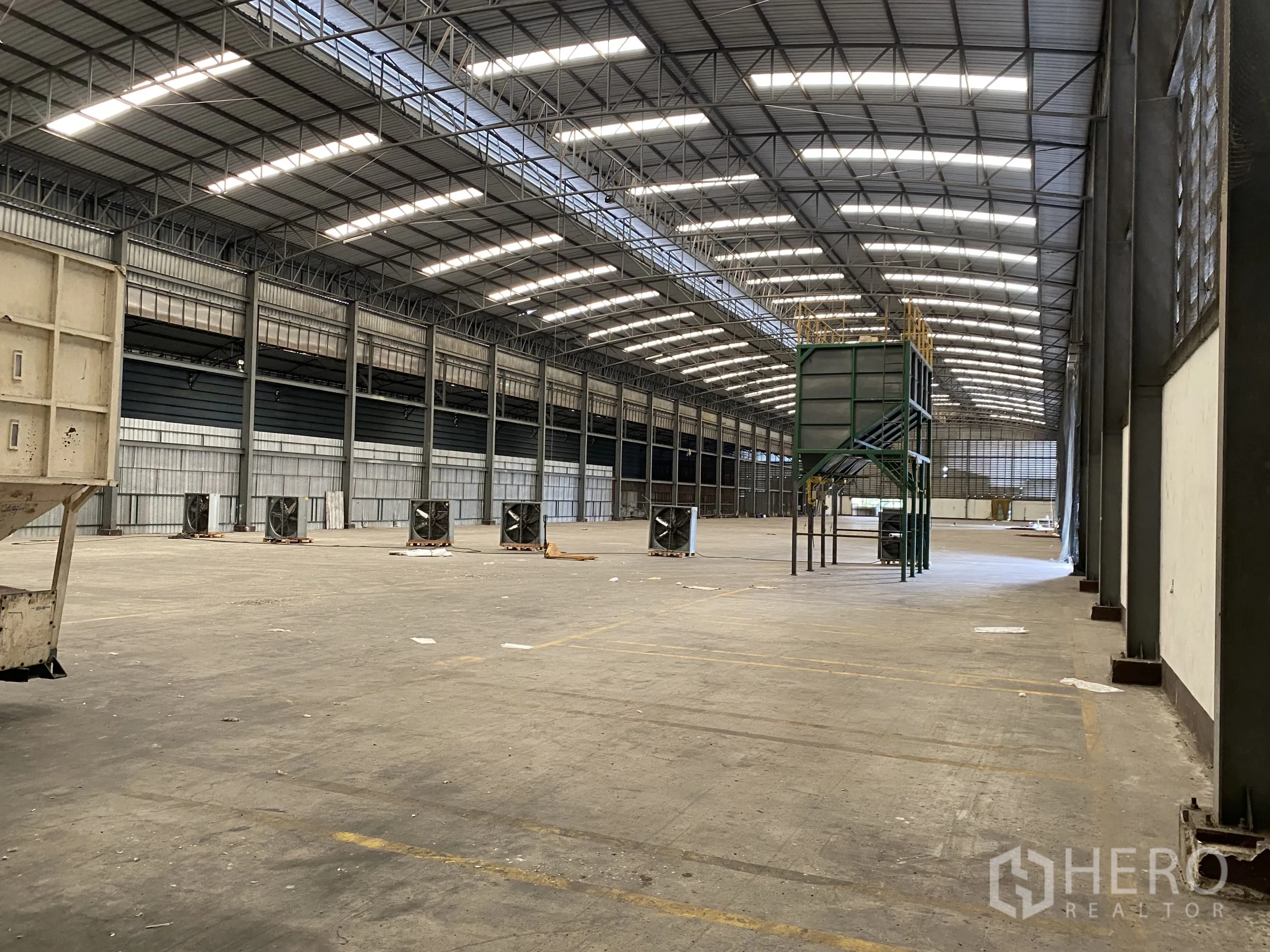 โรงงาน ให้เช่าในBan Phaeo, Samut Sakhon - โกดังขนาดใหญ่ หลังคาสูง มีชุดระบายอากาศและพื้นโล่งสำหรับการใช้งานหลากหลาย