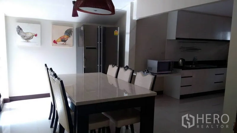 Detached House for rent - Open-plan view of the dining room and kitchen with a large table.