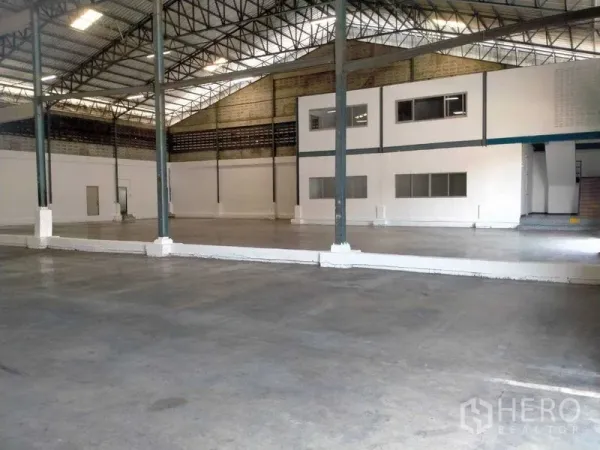 Warehouse for rent in Bang Phli, Samut Prakan - Industrial concrete floor and steel columns in a clean, open warehouse hall.