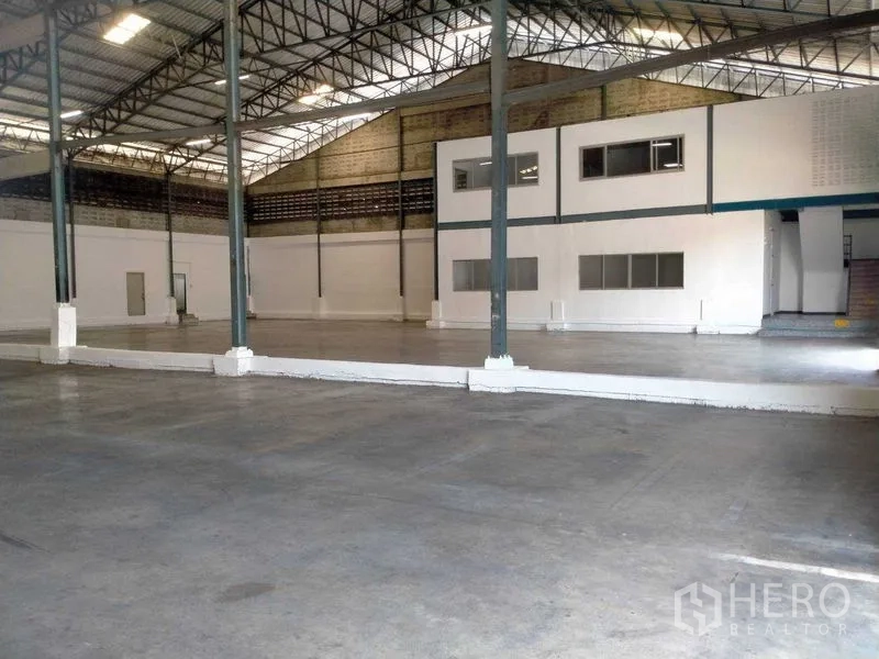 Warehouse for rent in Bang Phli, Samut Prakan - Industrial concrete floor and steel columns in a clean, open warehouse hall.