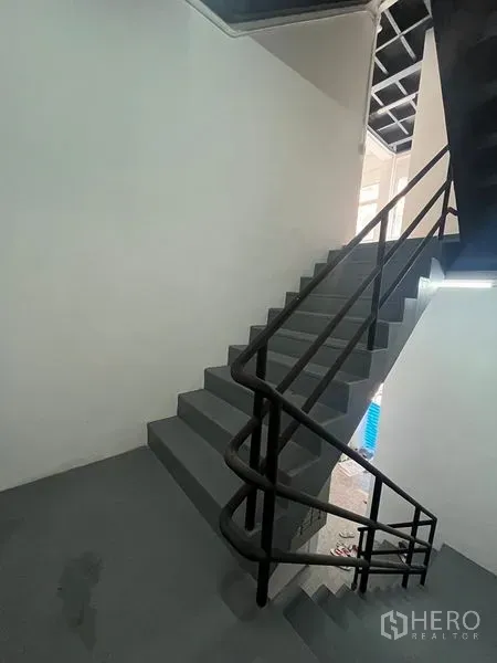 店屋 出租在Bang Rak, Bangkok - 室内楼梯，黑色金属扶手
