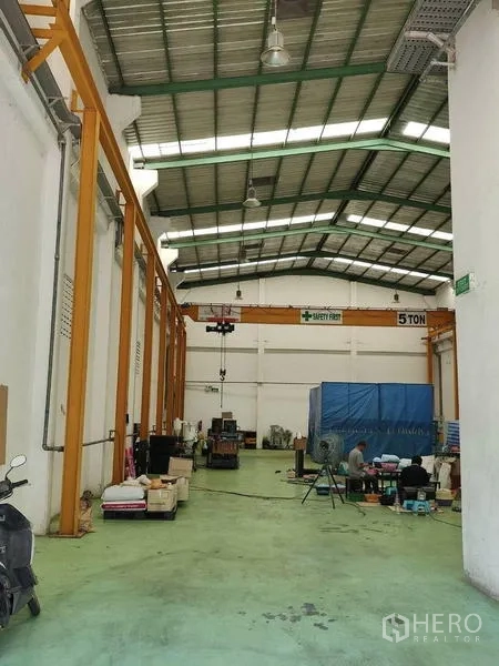 Factory for sale in Sai Noi, Nonthaburi - High-ceiling production hall with a 5-ton overhead crane and skylights.