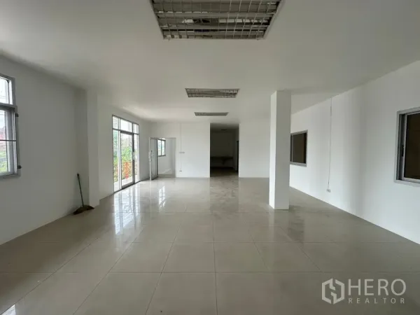 工厂 出租在Bang Sao Thong, Samut Prakan - 二层明亮办公室，瓷砖地面，多扇窗户与通往阳台的玻璃门。