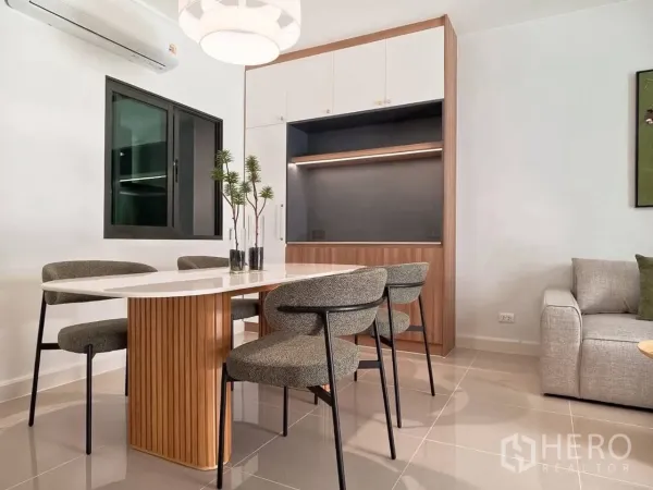 ทาวน์เฮาส์ for rent in Bang Phli, Samut Prakan - โต๊ะอาหารและเก้าอี้ใกล้ตู้บิลท์อินและหน้าต่างบานเลื่อน
