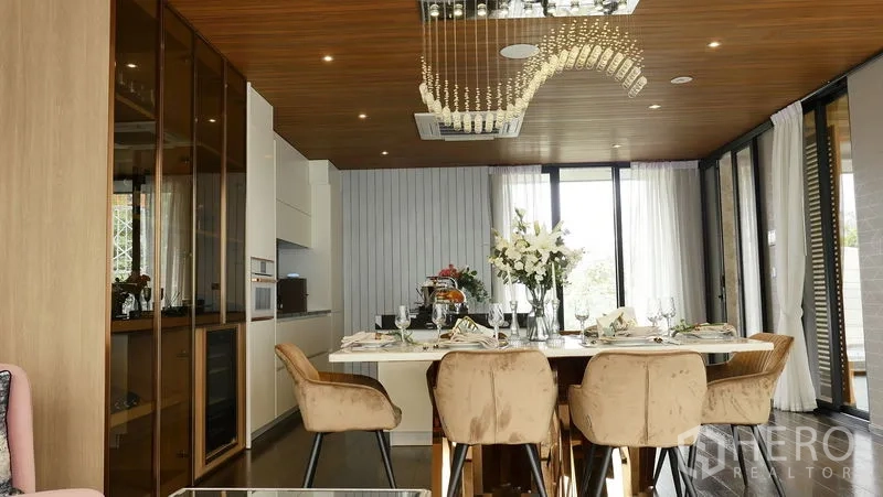 บ้าน ขายในPrawet, Bangkok - ห้องอาหารอย่างเป็นทางการ ใต้โคมระย้าคริสตัล พร้อมตู้บานกระจก