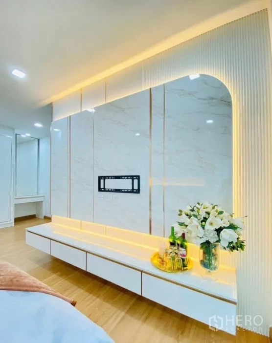 独立式住宅 出租在Prawet, Bangkok - 卧室多媒体墙，大理石纹饰面与悬浮柜，搭配氛围灯。