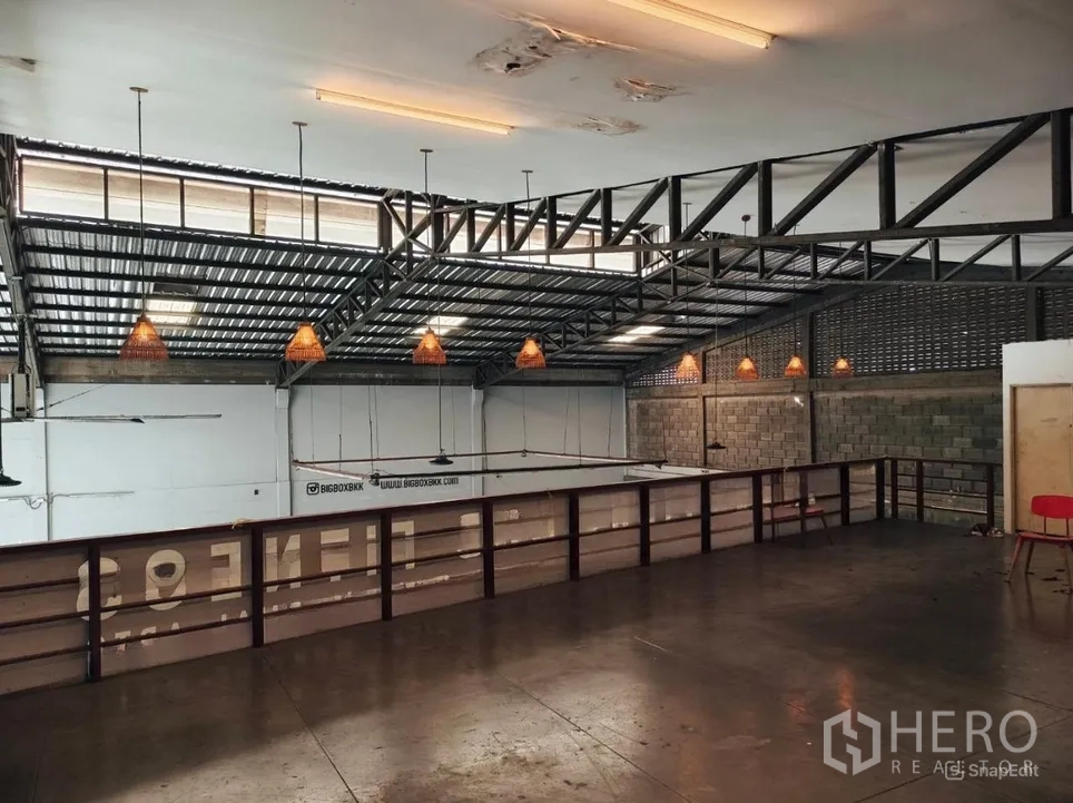 货栈 出租在Khlong Toei, Bangkok - 夹层栏杆、吊灯与外露钢结构屋顶。