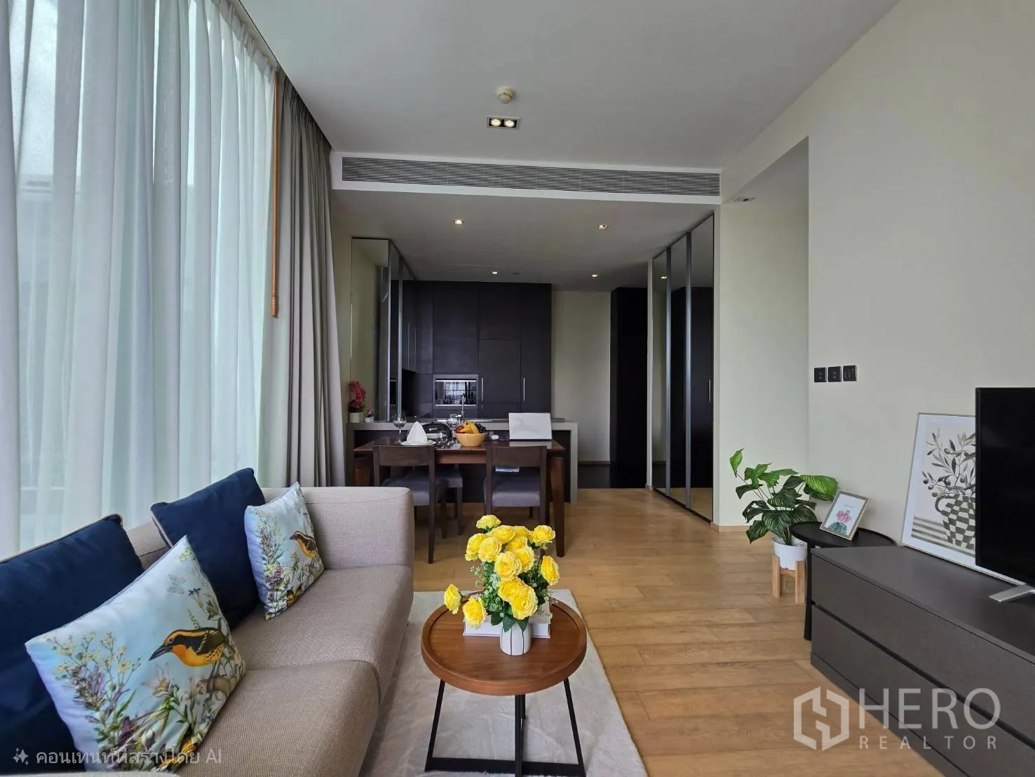 公寓 for rent in Pathum Wan, Bangkok - 温馨客厅，布艺沙发、木地板与整面落地窗帘墙。