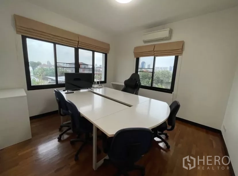 Detached House for rent in Chatuchak, Bangkok - Meeting-style office with round table, windows and city views.