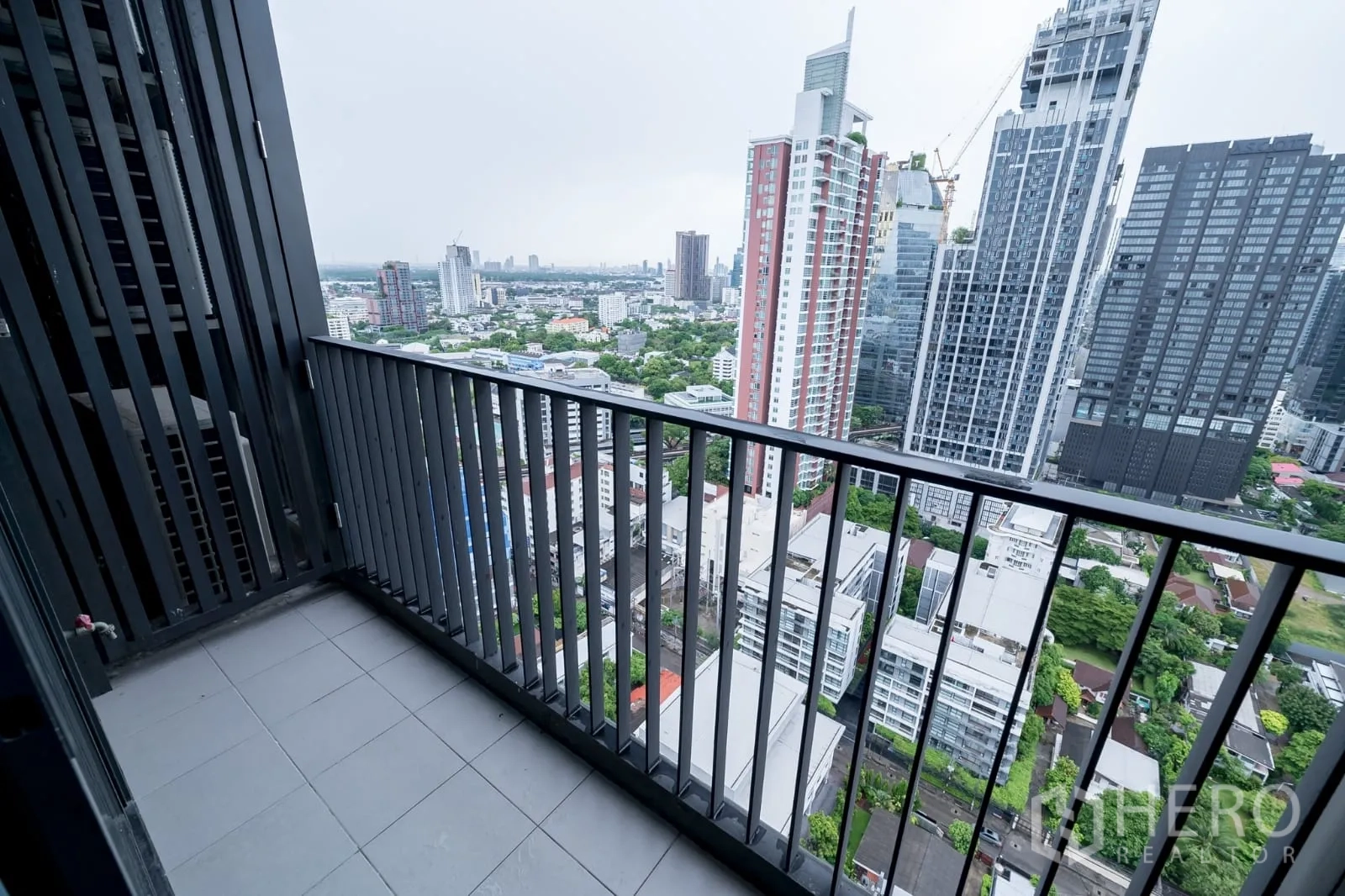 คอนโด ให้เช่าในKhlong Toei, Bangkok - ระเบียงพร้อมราวกันตก เห็นตึกสูงโดยรอบ
