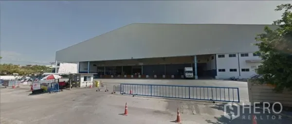 货栈 出租在Bang Phli, Samut Prakan - 仓库正立面，可见装卸平台与带闸门的入口