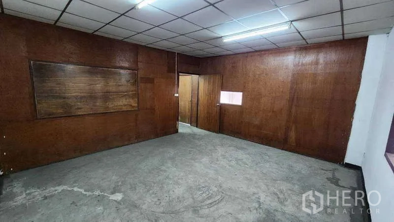 Warehouse for rent in Nong Khaem, Bangkok - Panelled meeting room or office with door and internal viewing window.