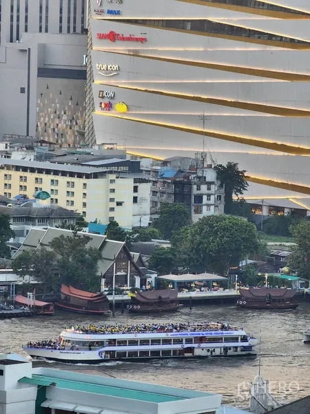 คอนโด ให้เช่าในBang Rak, Bangkok - ภาพระยะใกล้ริมน้ำ เรือโดยสารแล่นผ่านศูนย์การค้าไอคอนสยาม