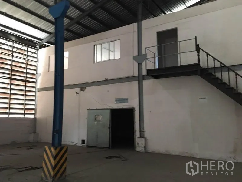 货栈 出租在Bang Kapi, Bangkok - 仓库内带窗夹层办公室与金属楼梯